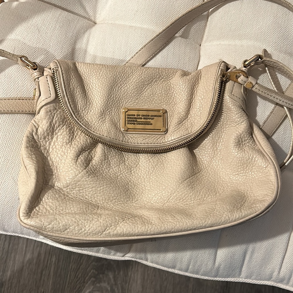 Marc Jacobs Q Mini Natasha Pebble Leather Small Crossbody Bag in Papyrus